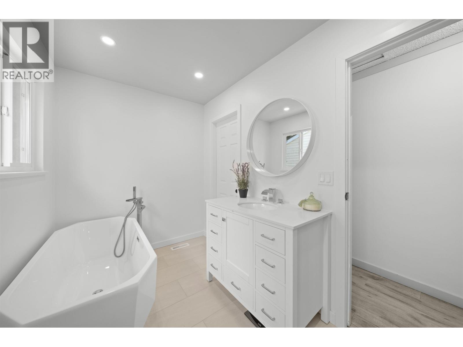 Photo 13 of 8 12123 222 Street, Maple Ridge BC