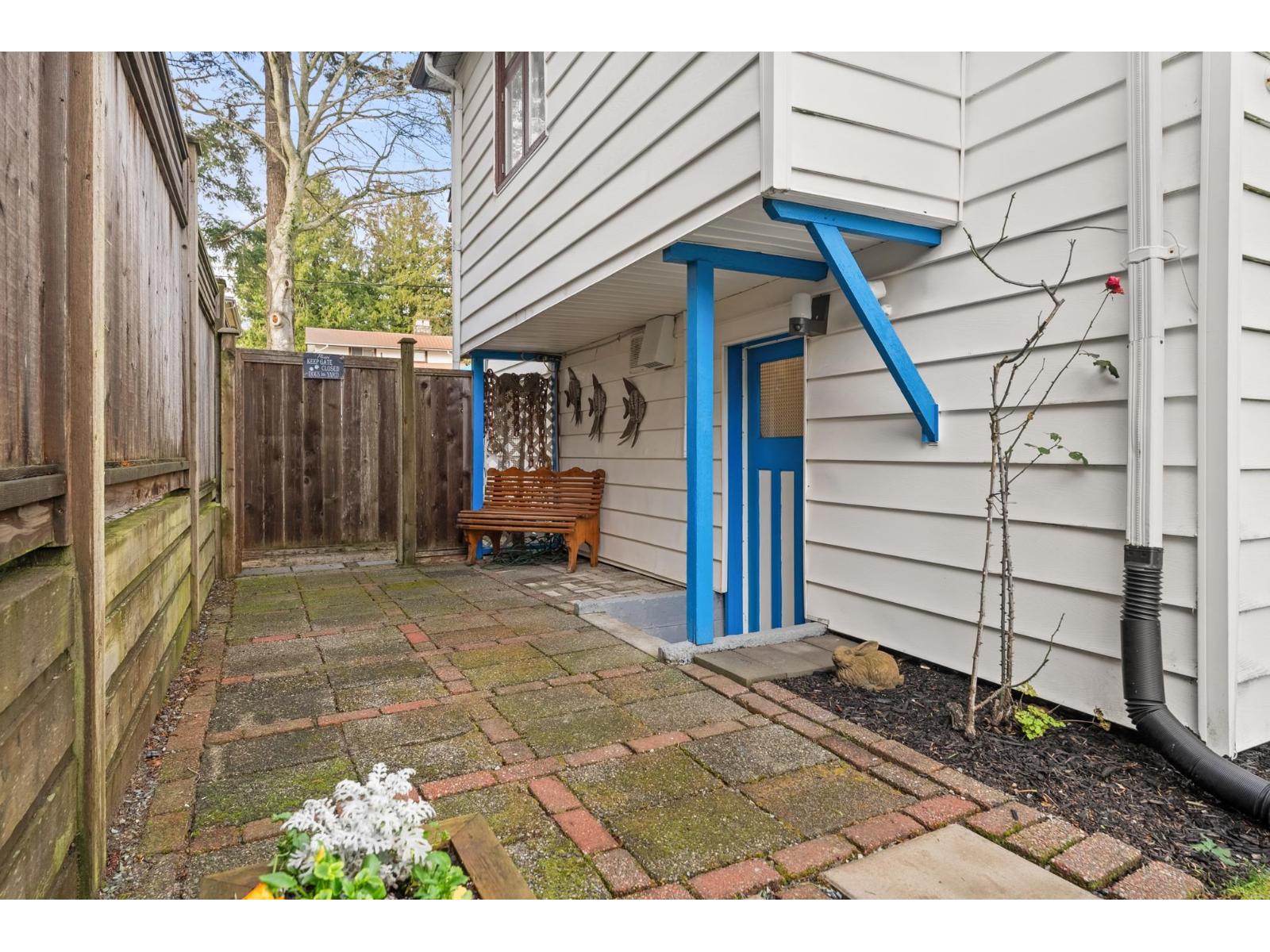 Photo 2 of 3009 Mcbride Avenue, Surrey BC
