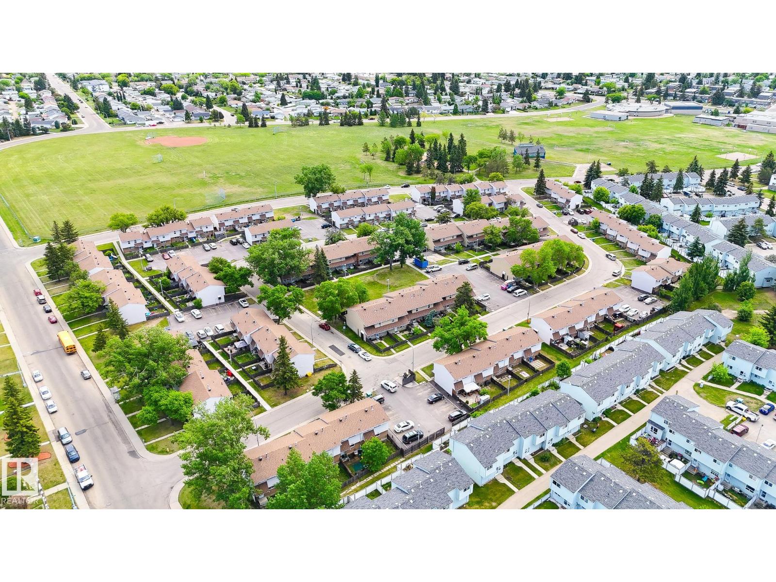 Photo 7 of 211 Dickinsfield Co Nw, Edmonton AB