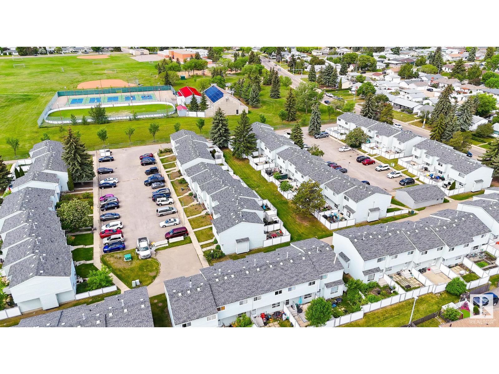 Photo 6 of 211 Dickinsfield Co Nw, Edmonton AB