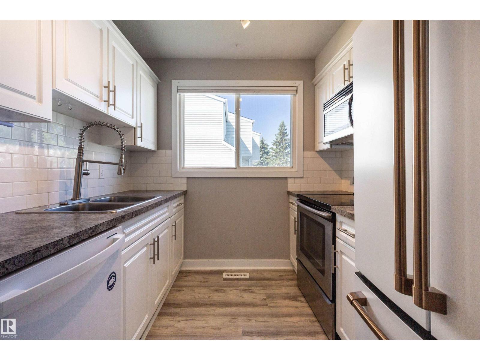 Photo 5 of 211 Dickinsfield Co Nw, Edmonton AB