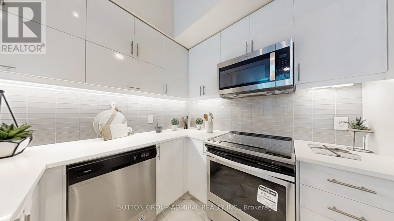 Photo 10 of Th 101 39 Annie Craig Drive, Toronto ON