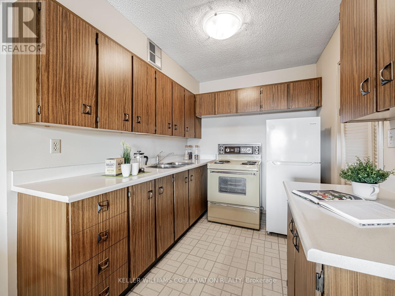 Photo 22 of 2009 270 Scarlett Road, Toronto ON