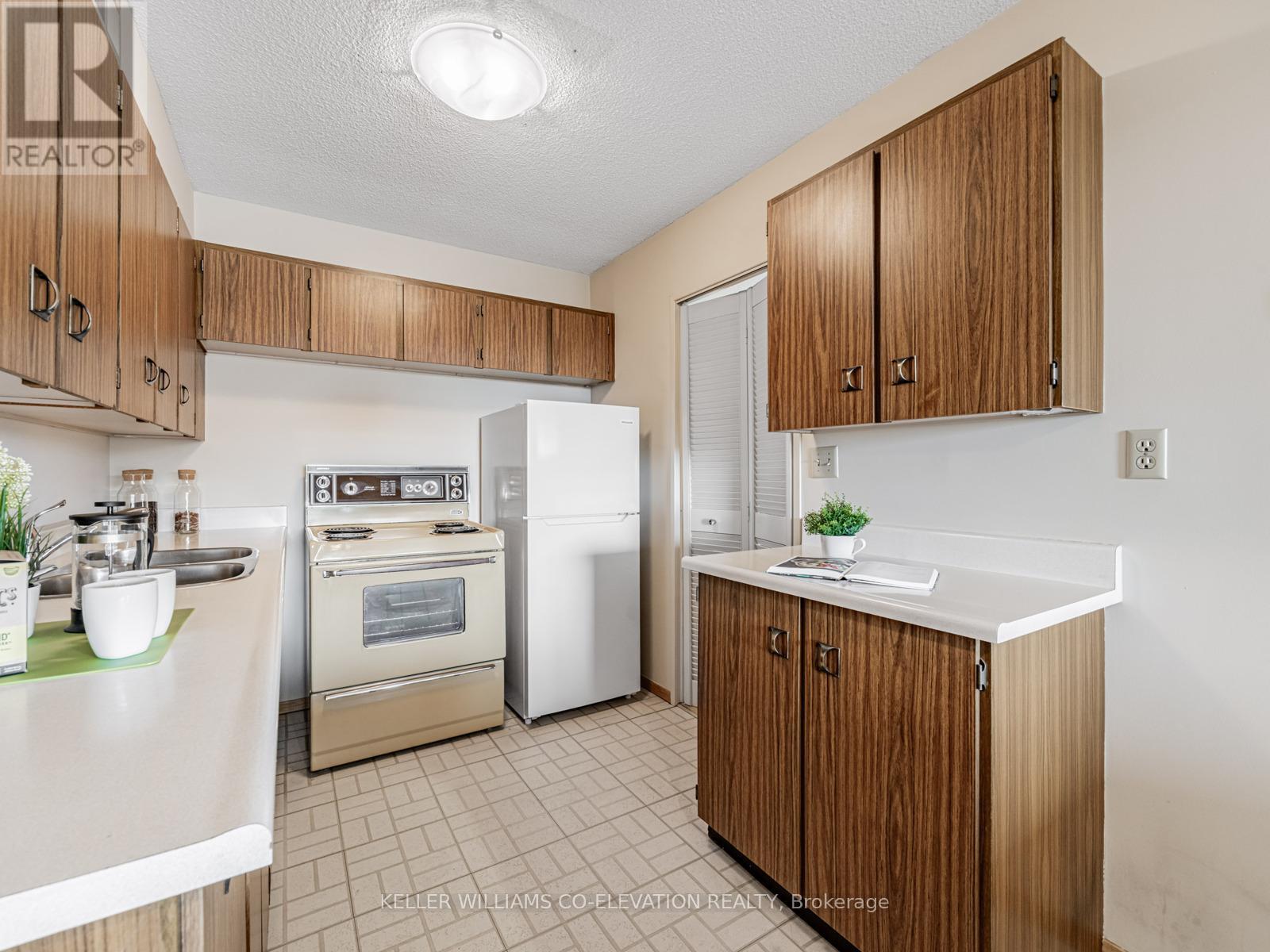 Photo 23 of 2009 270 Scarlett Road, Toronto ON