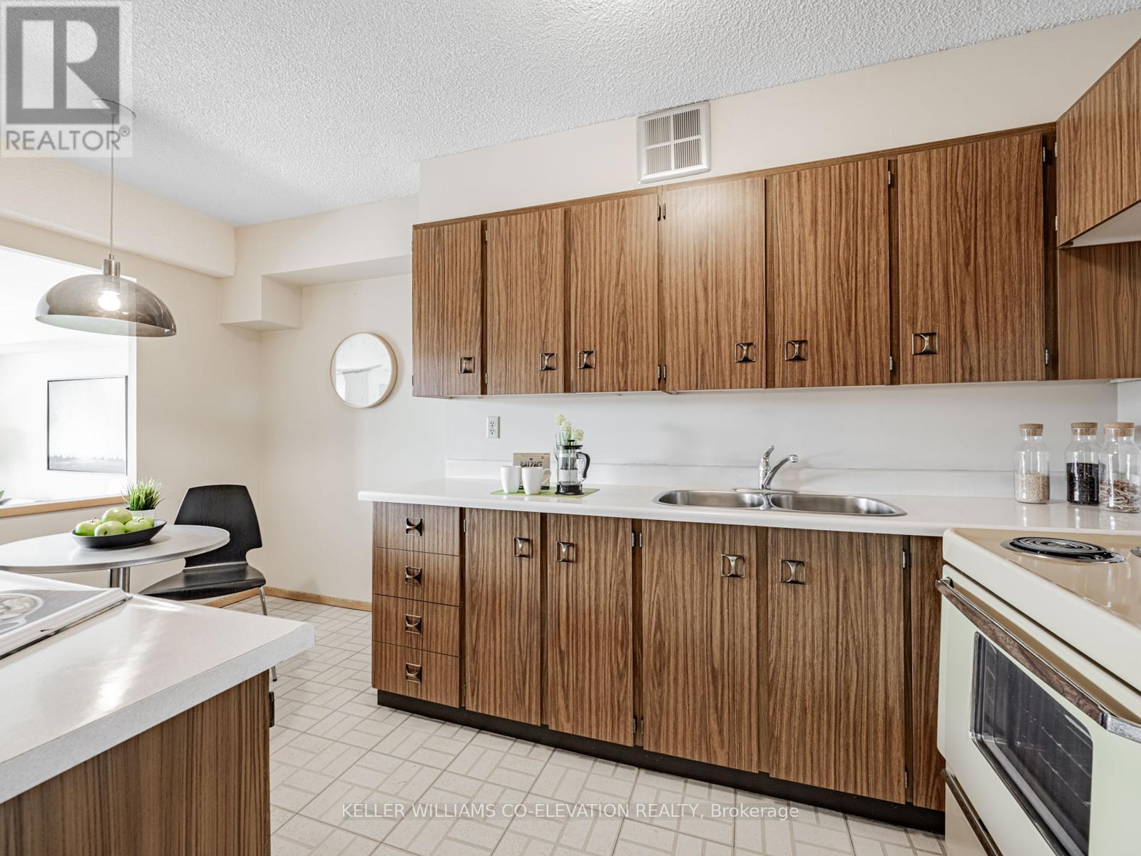 Photo 24 of 2009 270 Scarlett Road, Toronto ON