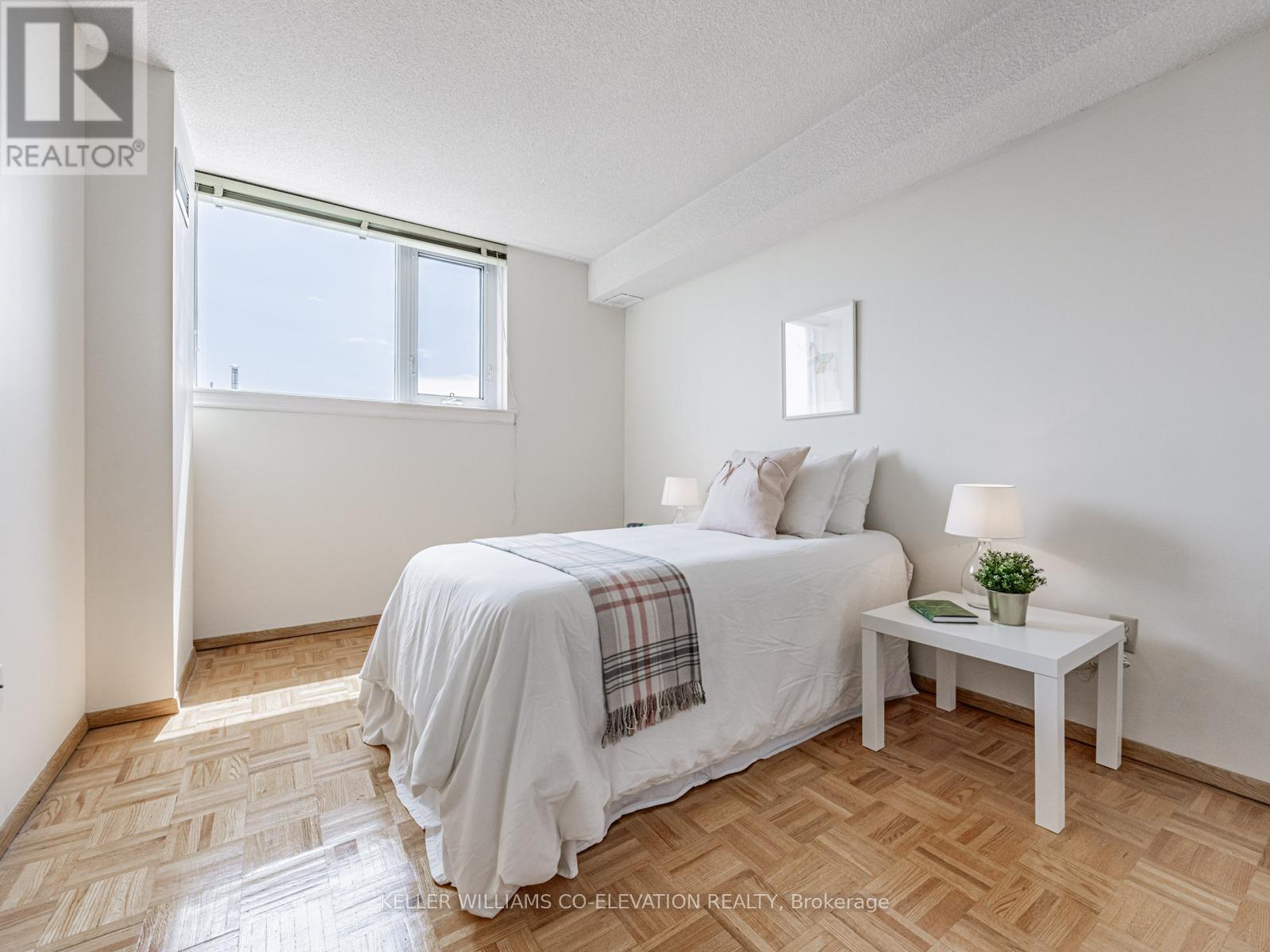 Photo 29 of 2009 270 Scarlett Road, Toronto ON