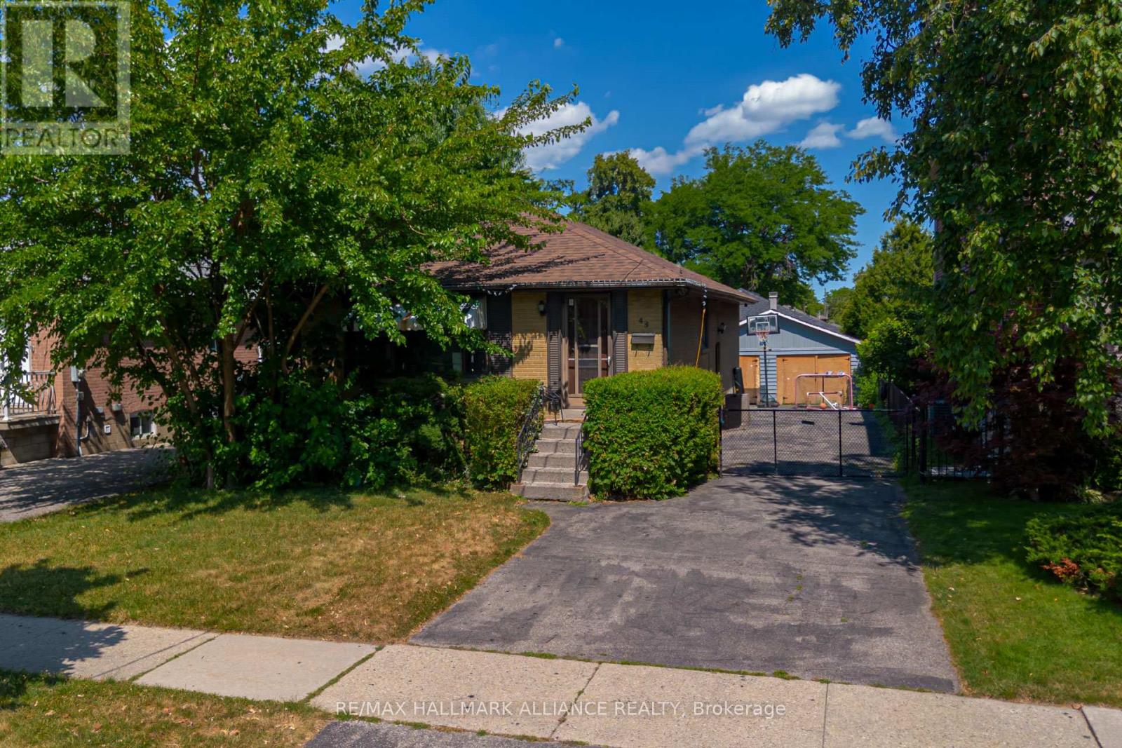 Photo 2 of 43 Trueman Avenue, Toronto ON