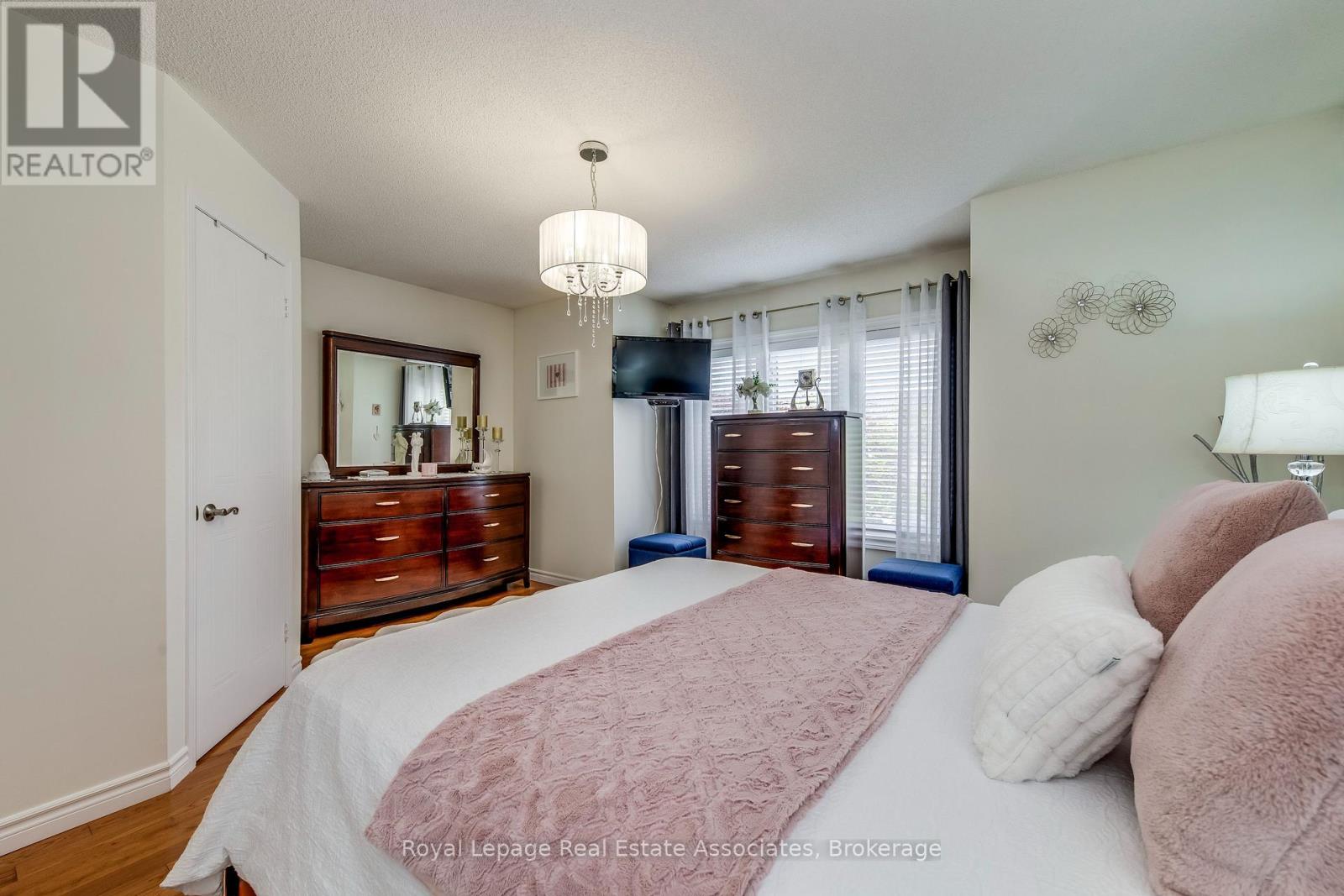 Photo 12 of 516 Ravenstone Court, Mississauga ON