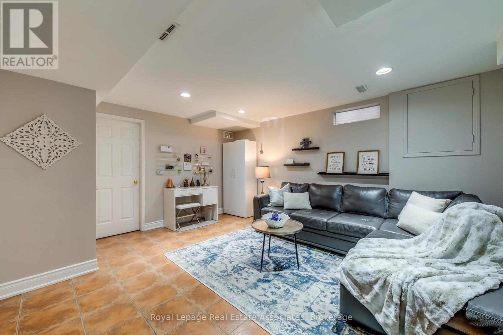 Photo 2 of 516 Ravenstone Court, Mississauga ON