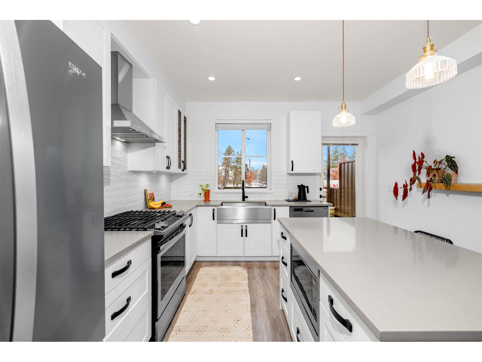 Photo 4 of 22 5945 176 A Street, Surrey BC