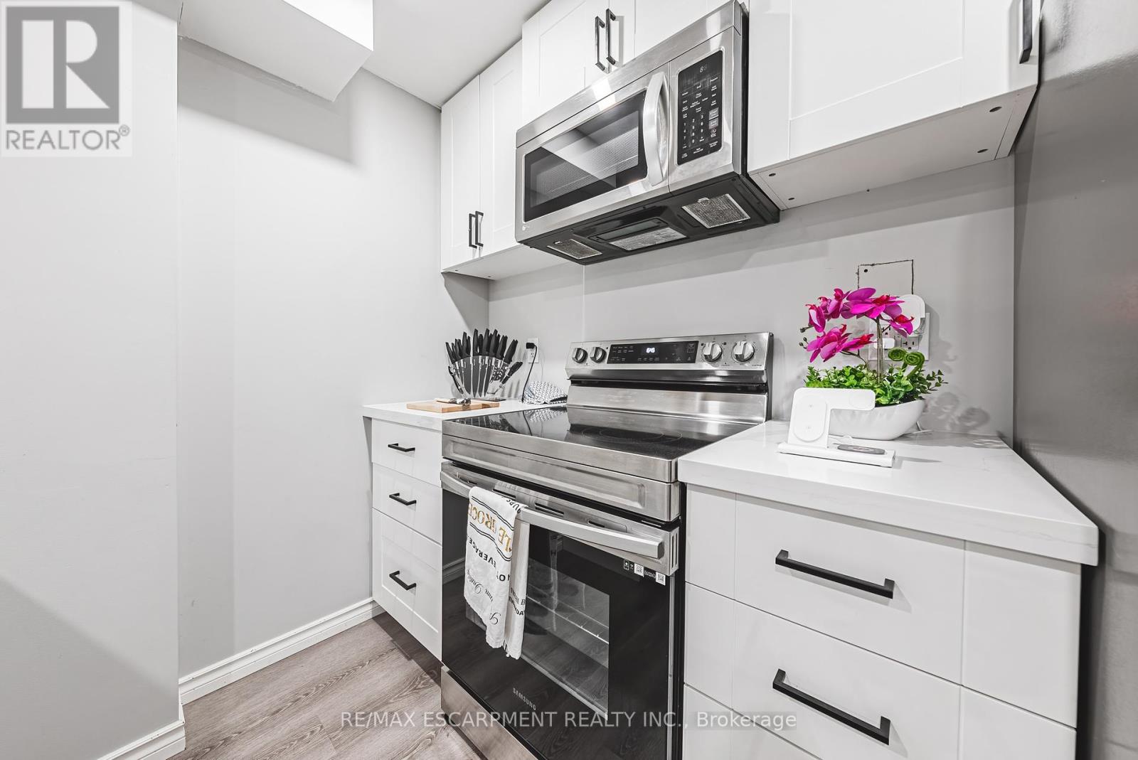 Photo 7 of 11 Mcwatters Street, Hamilton ON