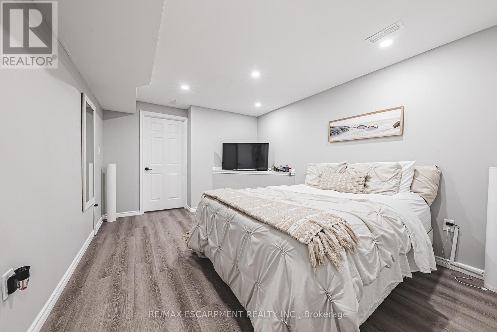 Photo 2 of 11 Mcwatters Street, Hamilton ON