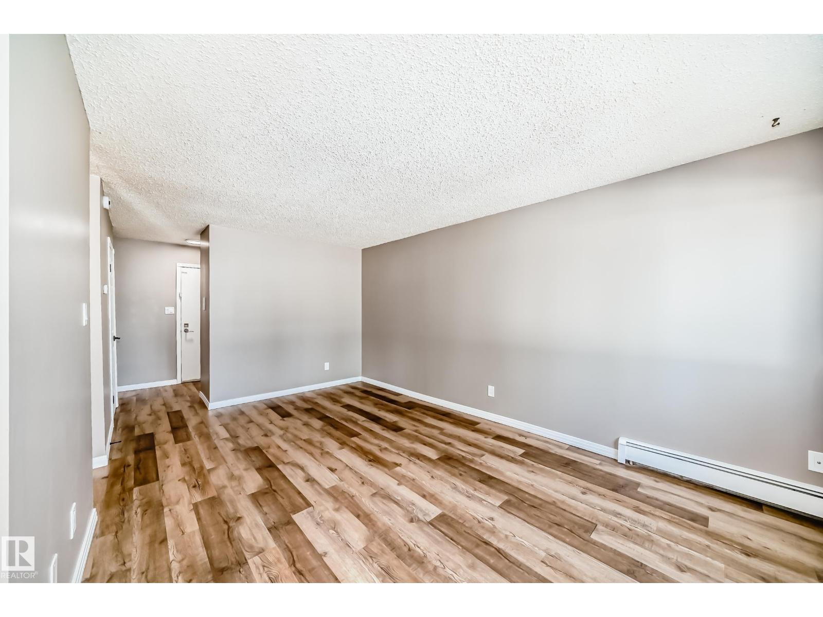 Photo 9 of 112 16340 109 St Nw, Edmonton AB