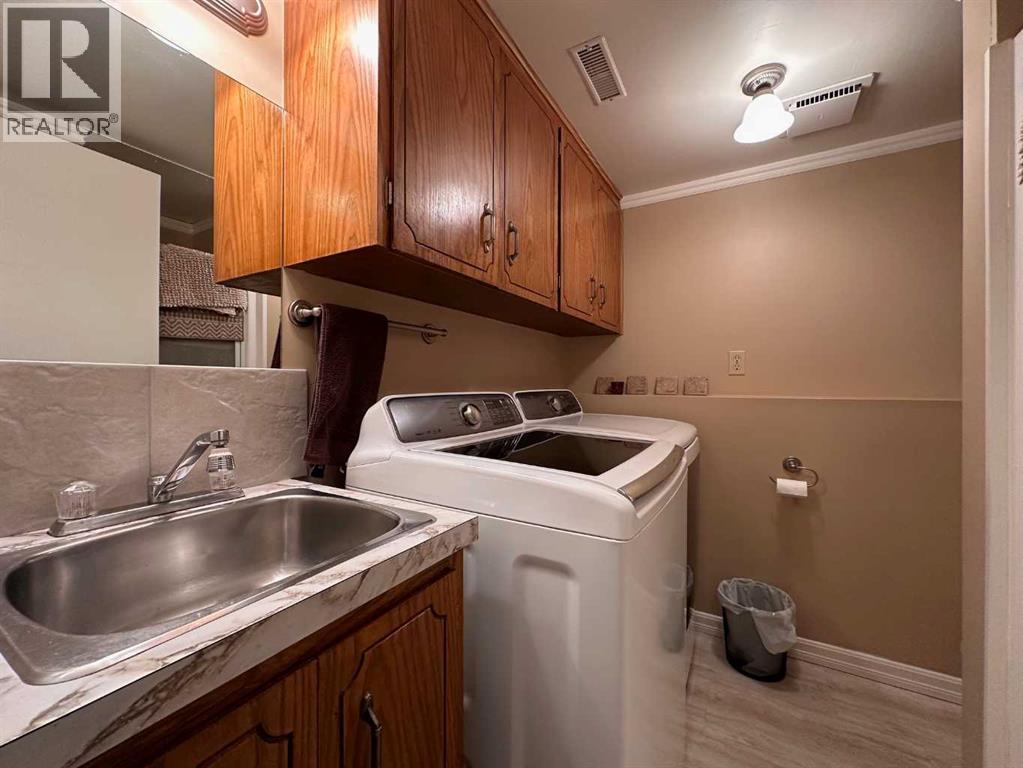 Single Family House 4 Level for Sale in  Clematis Court SE Connaught Medicine Hat 