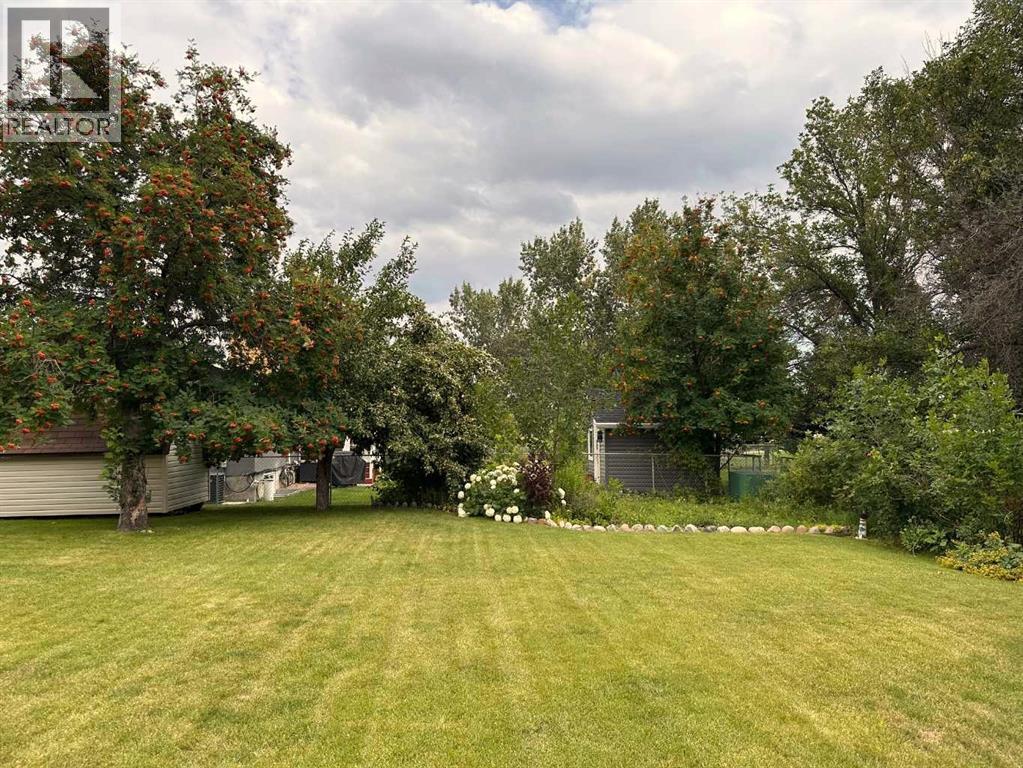 Single Family House 4 Level for Sale in  Clematis Court SE Connaught Medicine Hat 