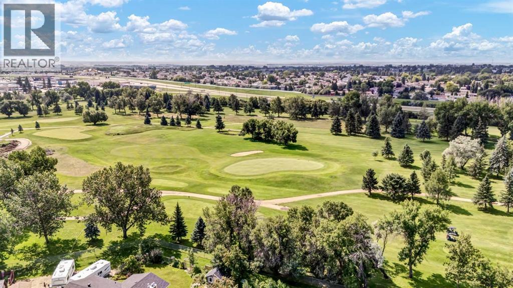 Single Family House 4 Level for Sale in  Clematis Court SE Connaught Medicine Hat 