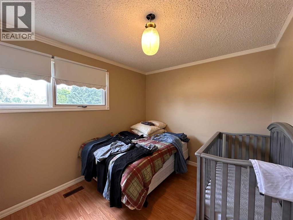 Single Family House 4 Level for Sale in  Clematis Court SE Connaught Medicine Hat 