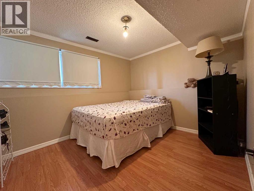 Single Family House 4 Level for Sale in  Clematis Court SE Connaught Medicine Hat 