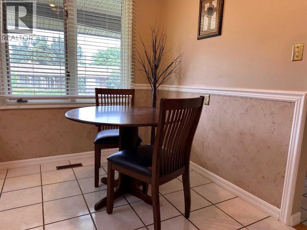 Single Family House 4 Level for Sale in  Clematis Court SE Connaught Medicine Hat 