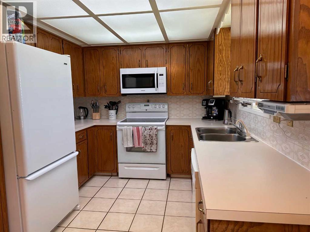 Single Family House 4 Level for Sale in  Clematis Court SE Connaught Medicine Hat 