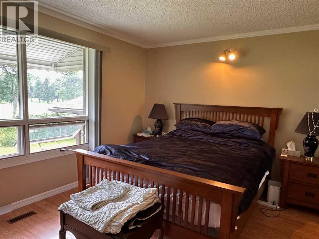 Single Family House 4 Level for Sale in  Clematis Court SE Connaught Medicine Hat 