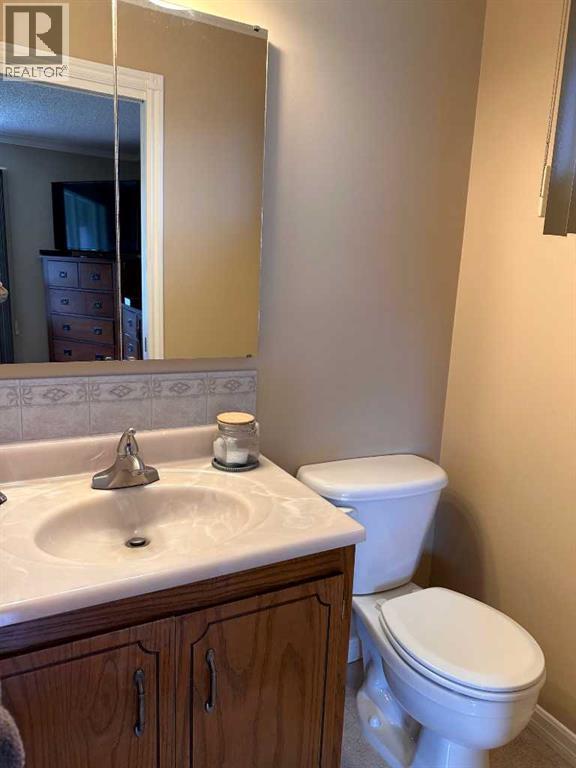 Single Family House 4 Level for Sale in  Clematis Court SE Connaught Medicine Hat 
