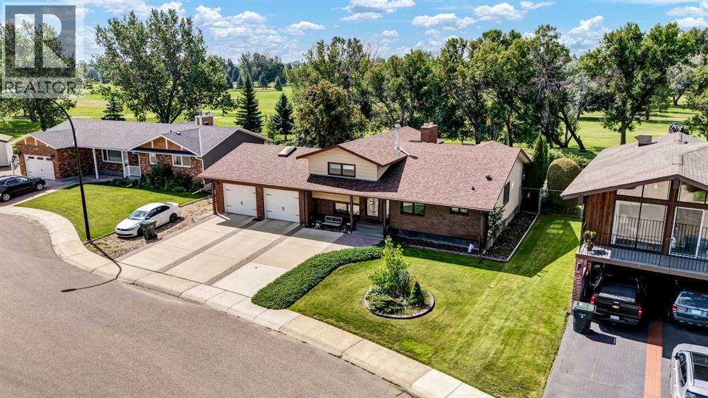 Single Family House 4 Level for Sale in  Clematis Court SE Connaught Medicine Hat 