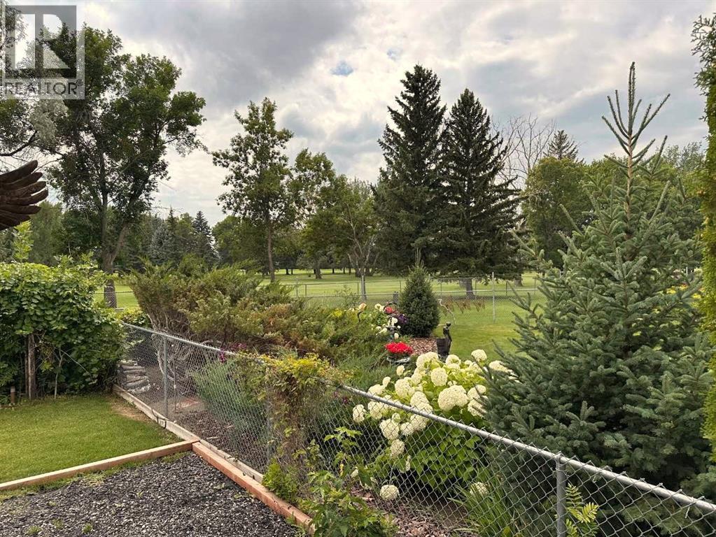 Single Family House 4 Level for Sale in  Clematis Court SE Connaught Medicine Hat 