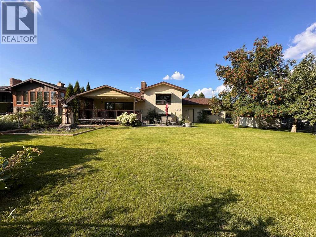 Single Family House 4 Level for Sale in  Clematis Court SE Connaught Medicine Hat 