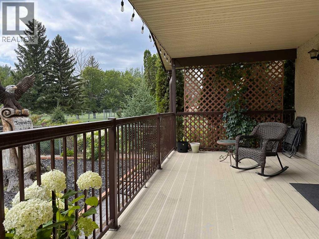 Single Family House 4 Level for Sale in  Clematis Court SE Connaught Medicine Hat 