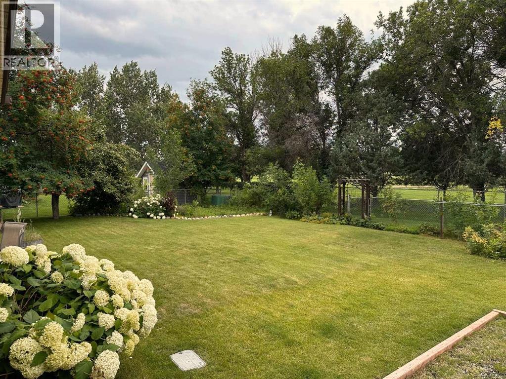 Single Family House 4 Level for Sale in  Clematis Court SE Connaught Medicine Hat 