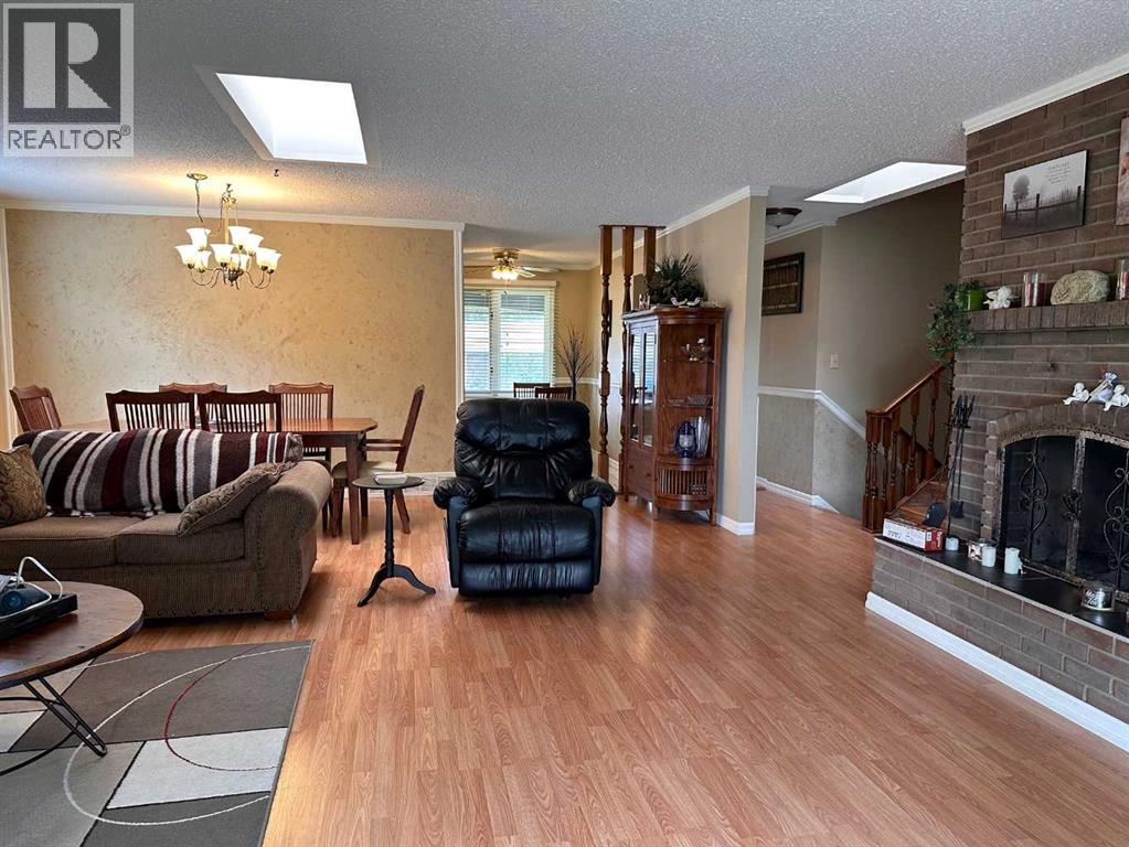 Single Family House 4 Level for Sale in  Clematis Court SE Connaught Medicine Hat 