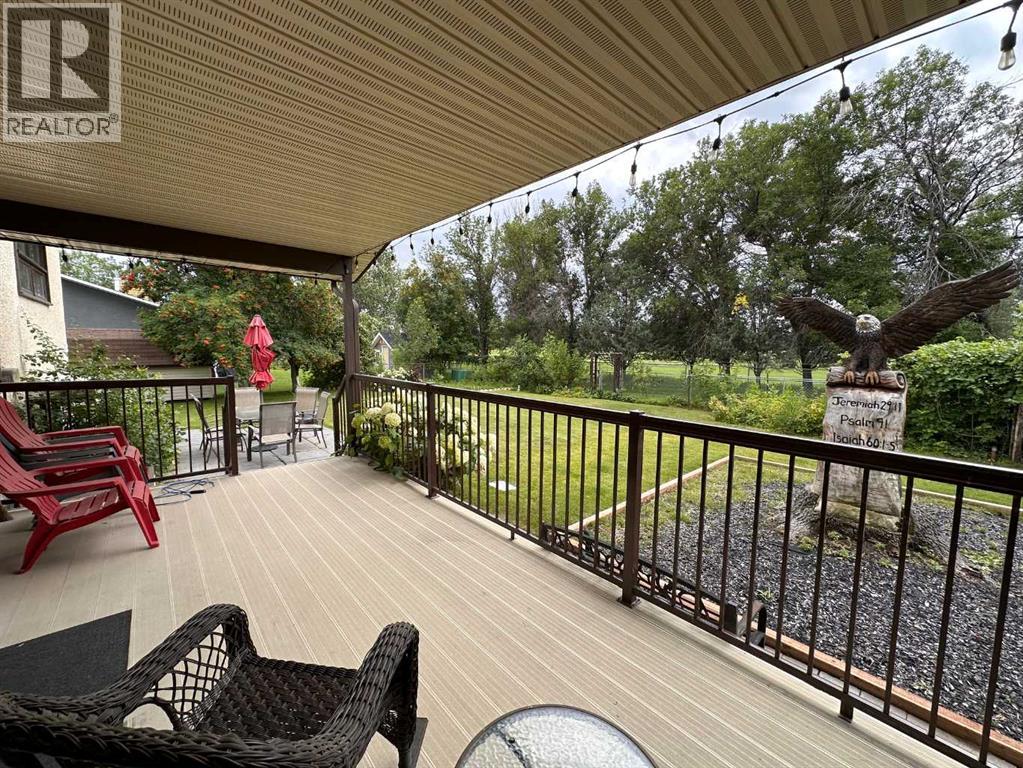 Single Family House 4 Level for Sale in  Clematis Court SE Connaught Medicine Hat 