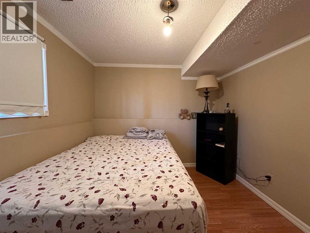 Single Family House 4 Level for Sale in  Clematis Court SE Connaught Medicine Hat 
