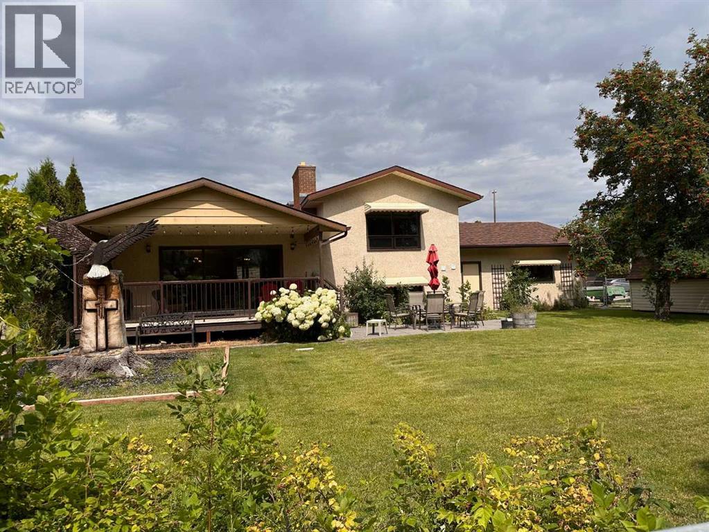 Single Family House 4 Level for Sale in  Clematis Court SE Connaught Medicine Hat 