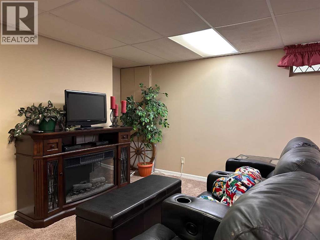 Single Family House 4 Level for Sale in  Clematis Court SE Connaught Medicine Hat 