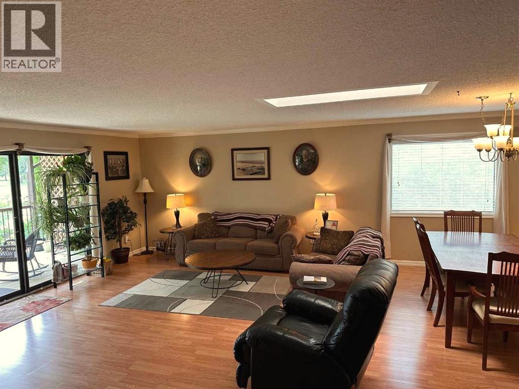 Single Family House 4 Level for Sale in  Clematis Court SE Connaught Medicine Hat 