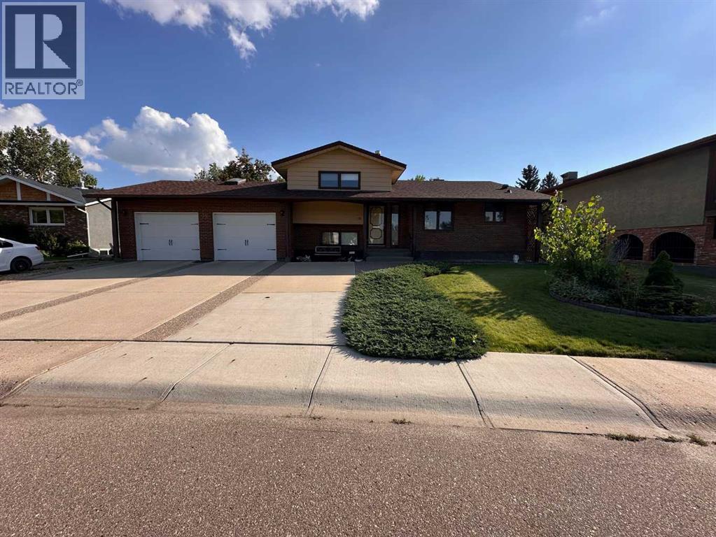 Single Family House 4 Level for Sale in  Clematis Court SE Connaught Medicine Hat 