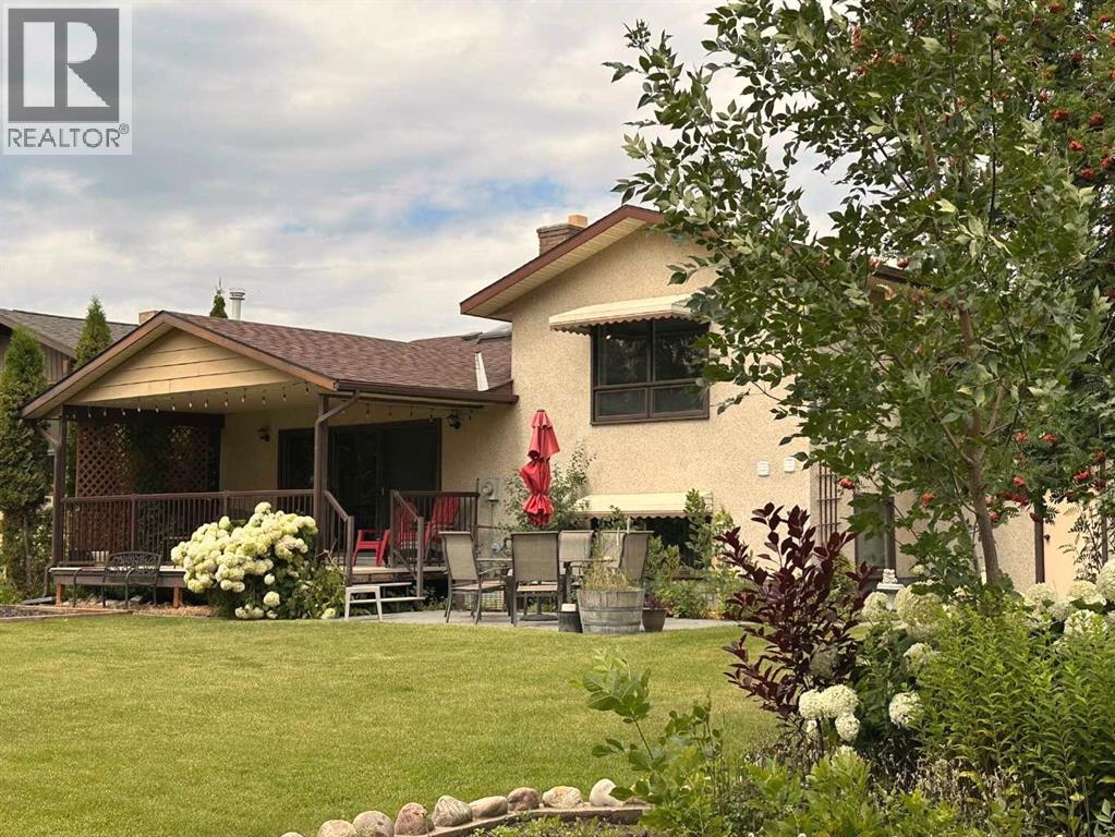 Single Family House 4 Level for Sale in  Clematis Court SE Connaught Medicine Hat 