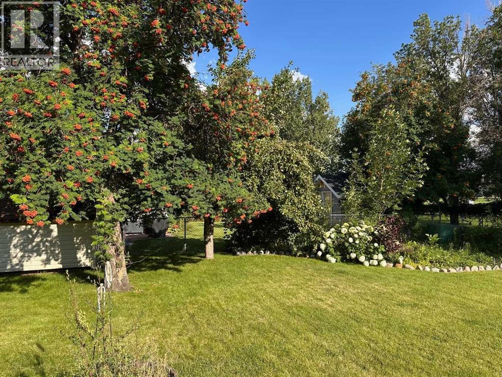 Single Family House 4 Level for Sale in  Clematis Court SE Connaught Medicine Hat 