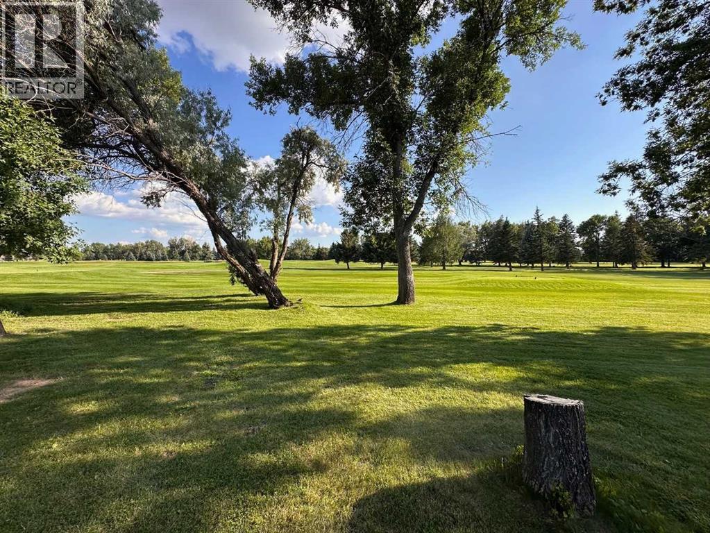 Single Family House 4 Level for Sale in  Clematis Court SE Connaught Medicine Hat 
