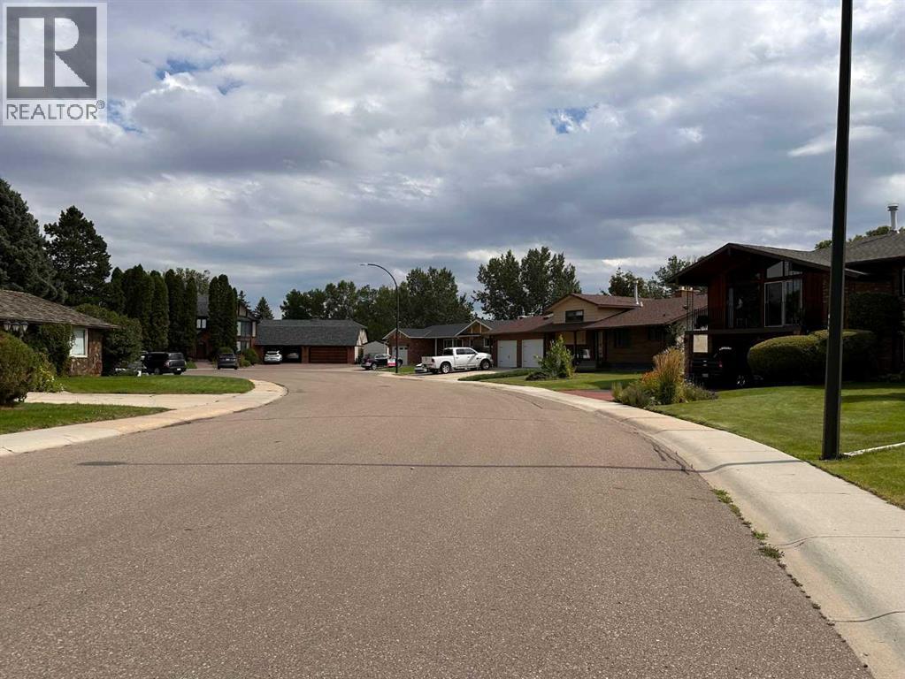 Single Family House 4 Level for Sale in  Clematis Court SE Connaught Medicine Hat 