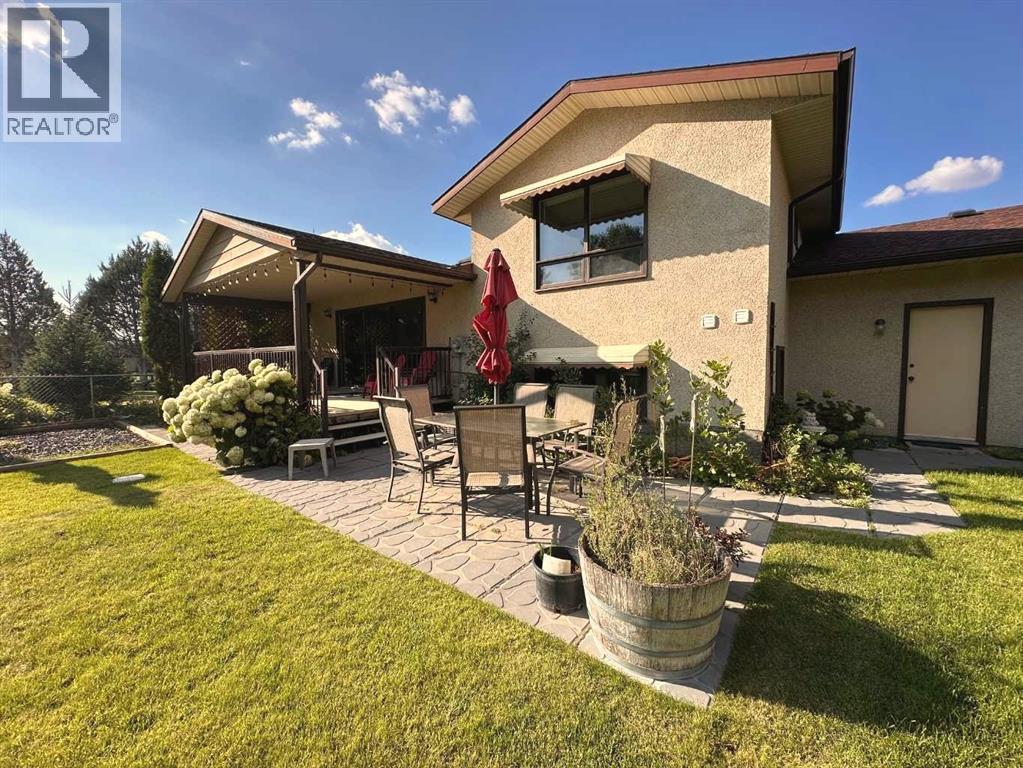 Single Family House 4 Level for Sale in  Clematis Court SE Connaught Medicine Hat 
