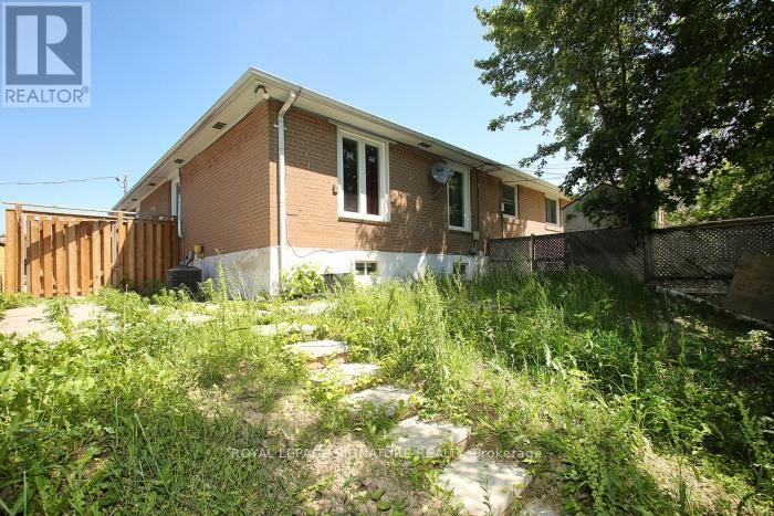 Photo 2 of 134 Septonne Avenue, Newmarket ON