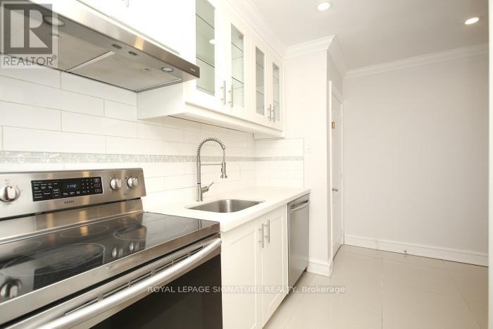 Photo 5 of 134 Septonne Avenue, Newmarket ON