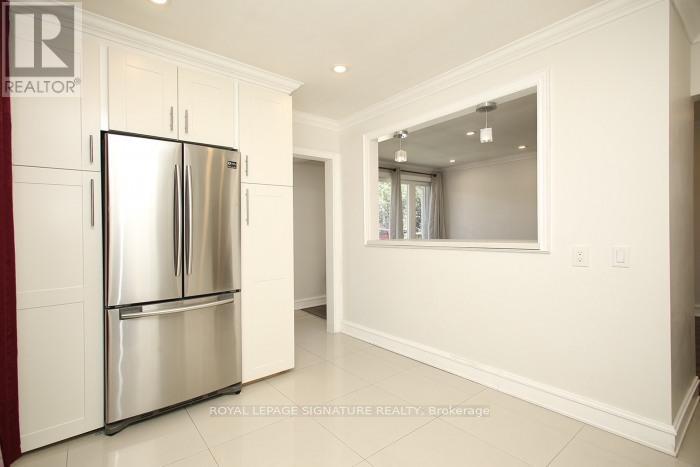 Photo 7 of 134 Septonne Avenue, Newmarket ON