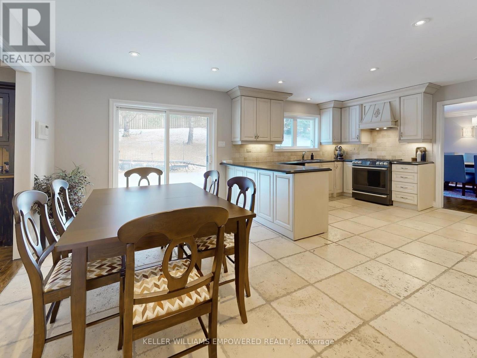 Photo 16 of 544 Woodland Acres Crescent, Vaughan ON