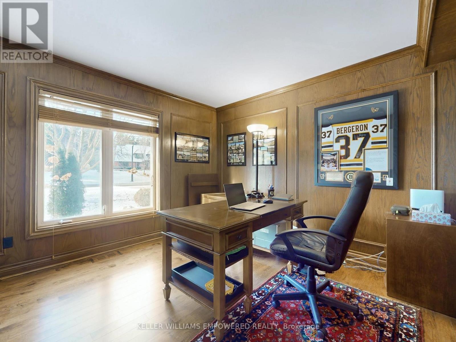 Photo 10 of 544 Woodland Acres Crescent, Vaughan ON