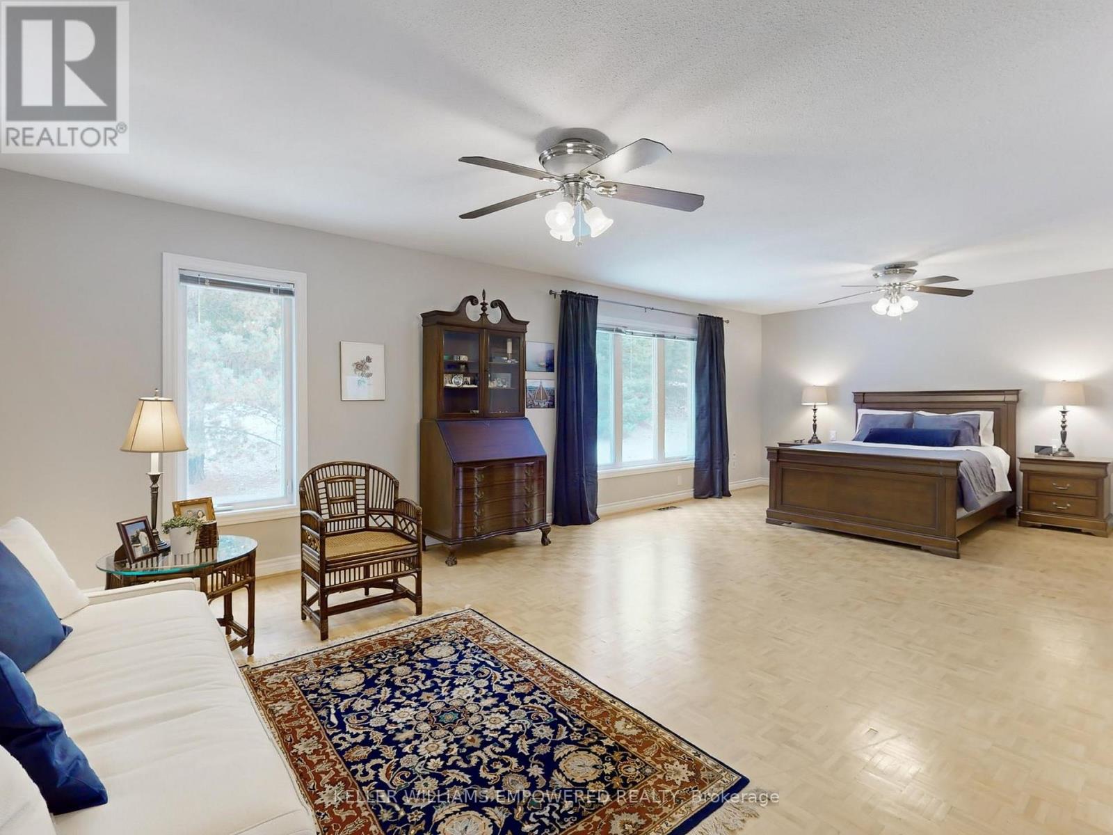 Photo 4 of 544 Woodland Acres Crescent, Vaughan ON