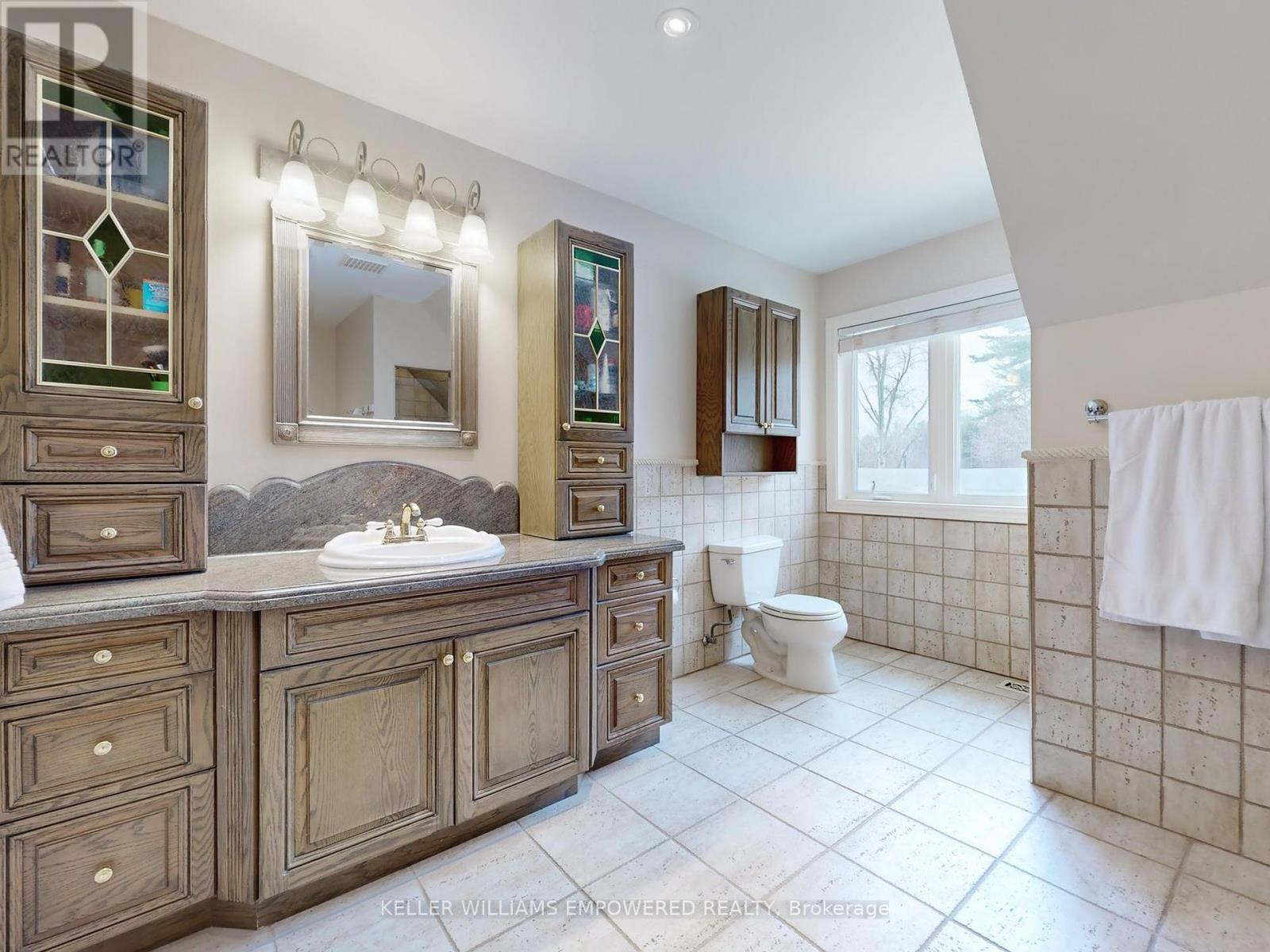 Photo 33 of 544 Woodland Acres Crescent, Vaughan ON